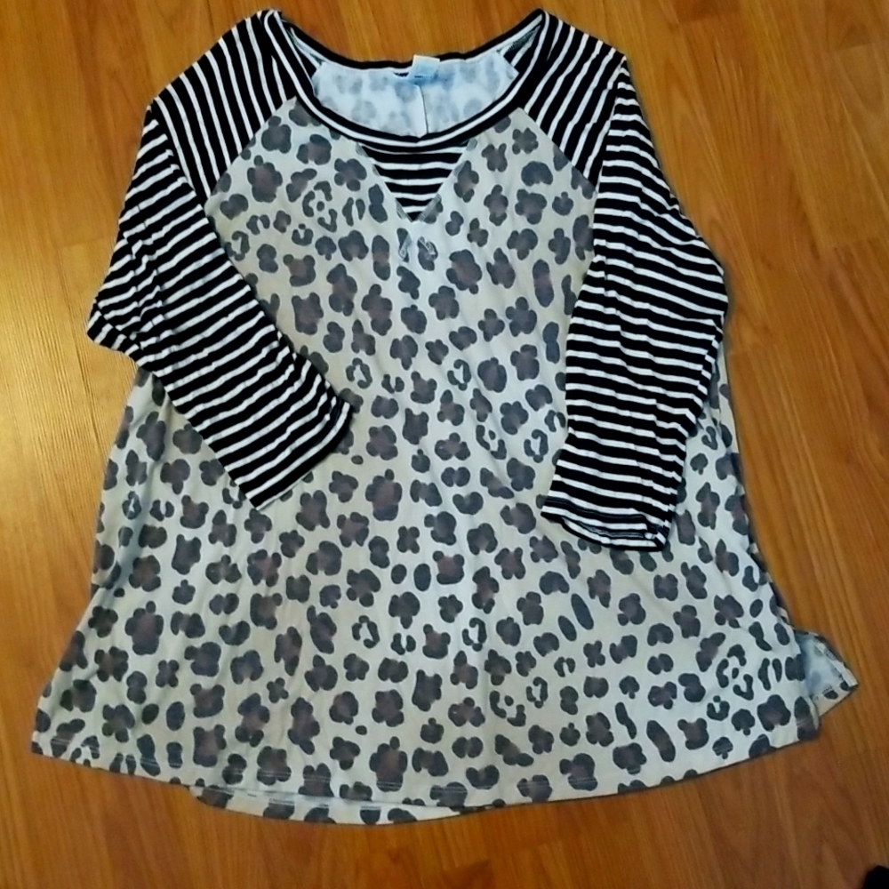 Women's 2XL sew in love leppard top